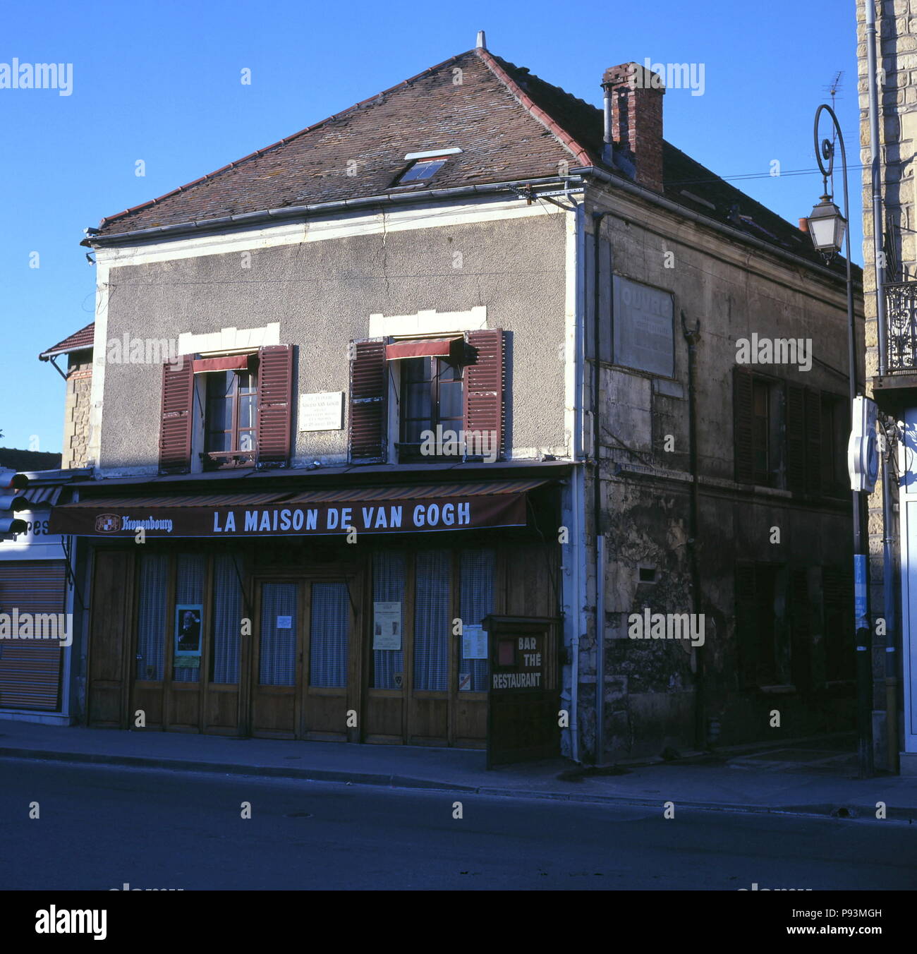 AJAXNETPHOTO. AUVERS SUR OISE, FRANCE. - ARTIST DIED HERE - THE CAFE LA MAISON DE VAN GOGH IN THE VILLAGE. A PLAQUE ON THE FACADE BETWEEN THE FIRST FLOOR WINDOWS READS ' LE PEINTRE VINCENT VAN GOGH VECUT DANS CETTE MAISON ET Y MOURUT LE 29 JULLIET 1890.' - SEEN IN THE MID 1980S.  PHOTO:JONATHAN EASTLAND/AJAX REF:85_3_2 Stock Photo