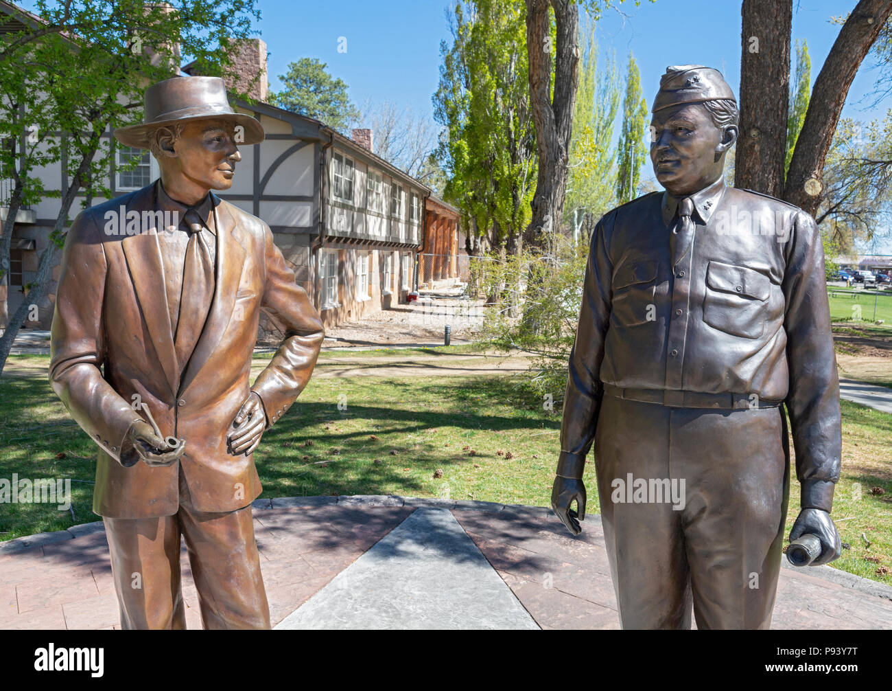 New Mexico, Los Alamos, statues of Dr. J. Robert Oppenheimer and General Leslie R. Groves, scientific and military heads of the Manhattan Project Stock Photo
