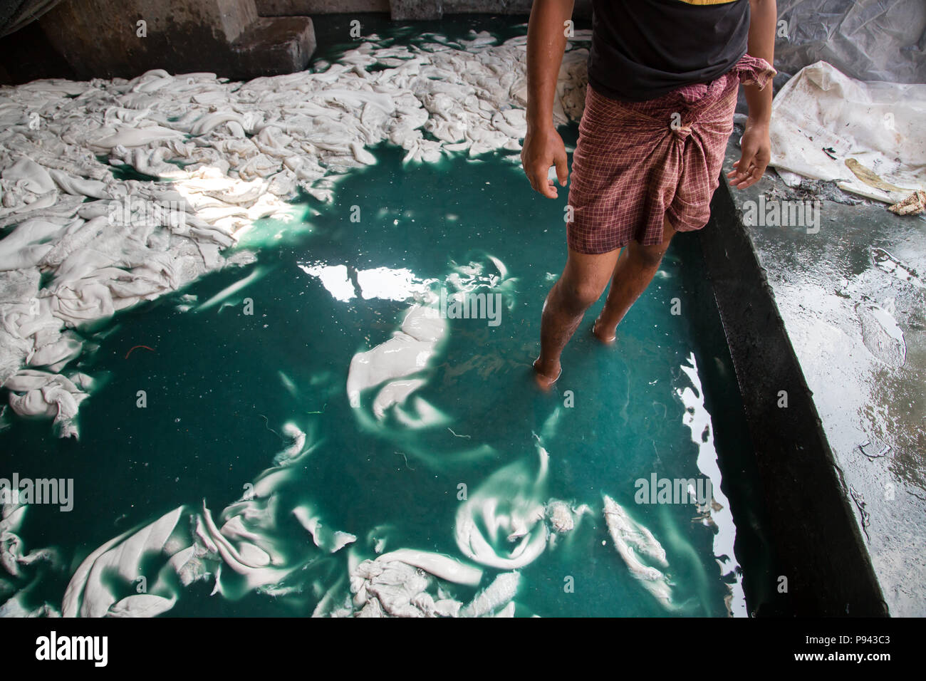 Worker in polluted water basin in Hazaribagh tannery Dhaka, Bangladesh Stock Photo