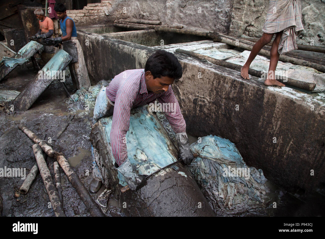 Workers in Hazaribagh tannery, Dhaka, Bangladesh Stock Photo