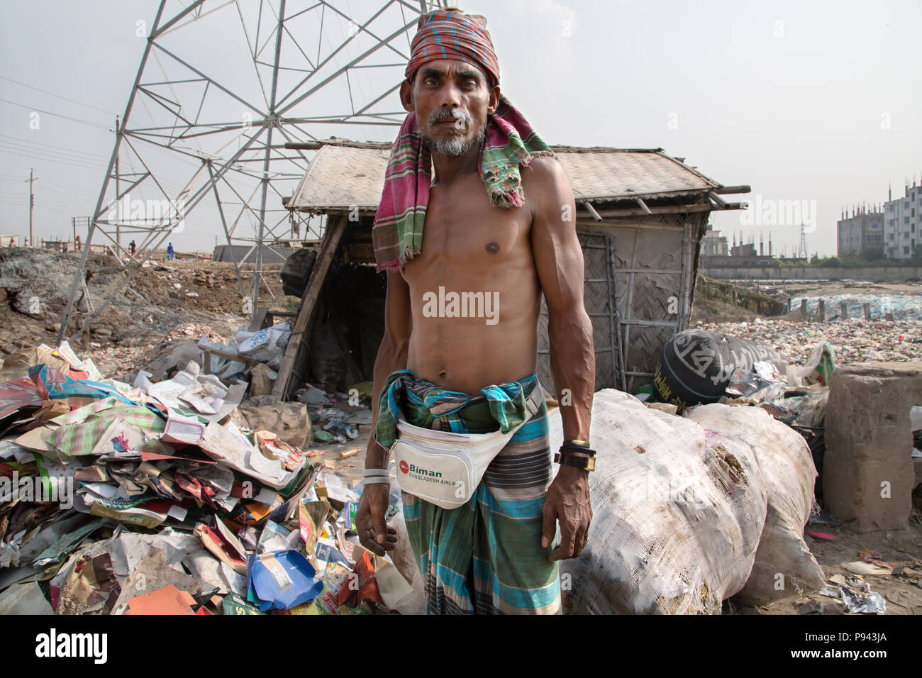Worker in Hazaribagh district, Dhaka, Bangladesh Stock Photo