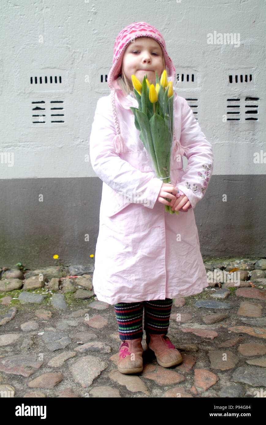 Emma mit Muttertags-Tulpen. Stock Photo
