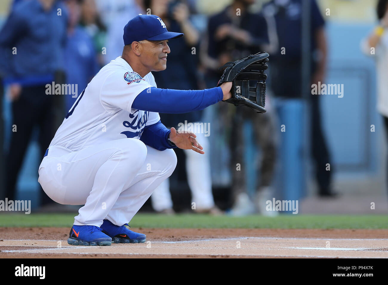 Mom throws best: Dave Roberts' mom tosses 1st pitch in LA