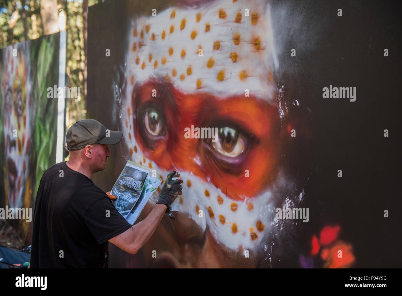 Suffolk, UK, 14 July 2018. Dale Grimshaw works on his art in the woods - The 2018 Latitude Festival, Henham Park. Suffolk 14 July 2018Credit: Guy Bell/Alamy Live News  Stock Photo
