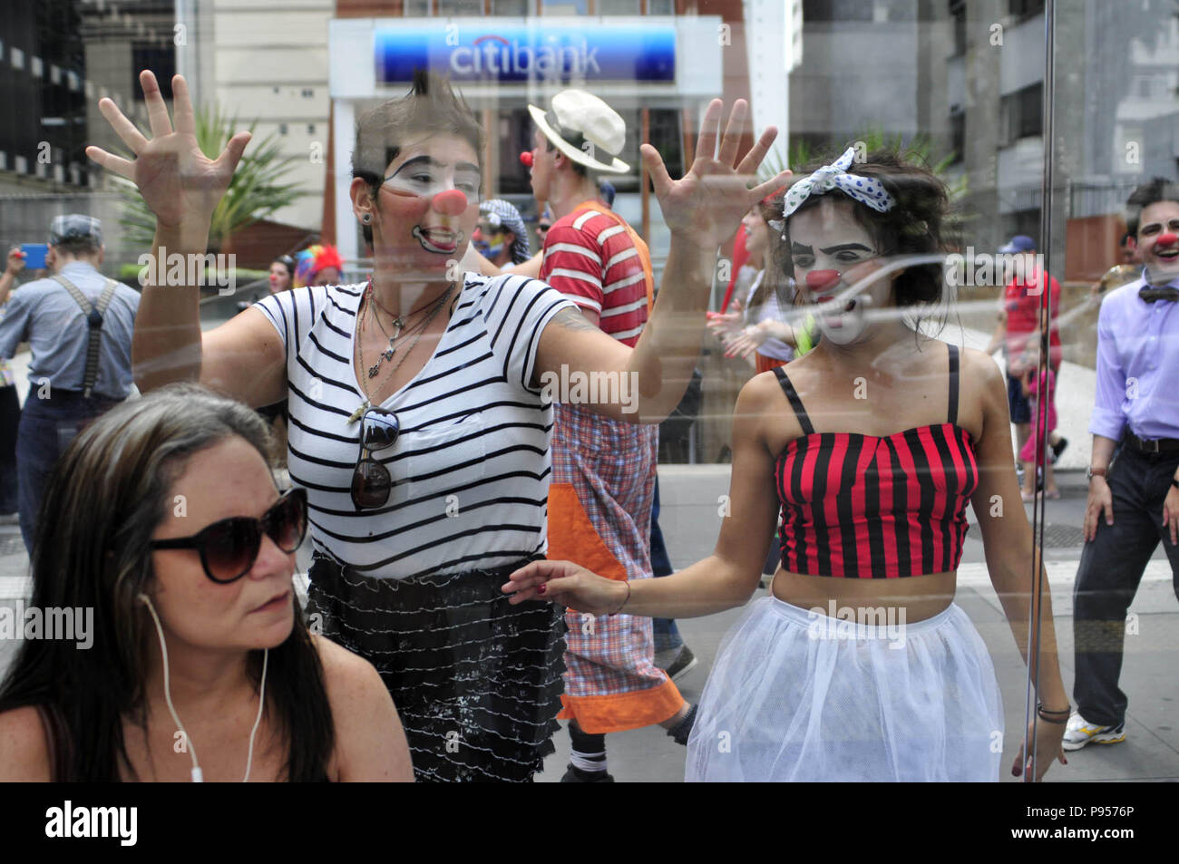 São Paulo, Brazil. 15th July 2018. SAO PAULO SP, SP 15/07/2018 CLOWN FLASHMOB: Artists and clowns cheered pedestrians on the streets of Paulista Avenue in SÃ£o Paulo. The action has the motto smile is the best medicine. Credit: Cris Faga/ZUMA Wire/Alamy Live News Stock Photo