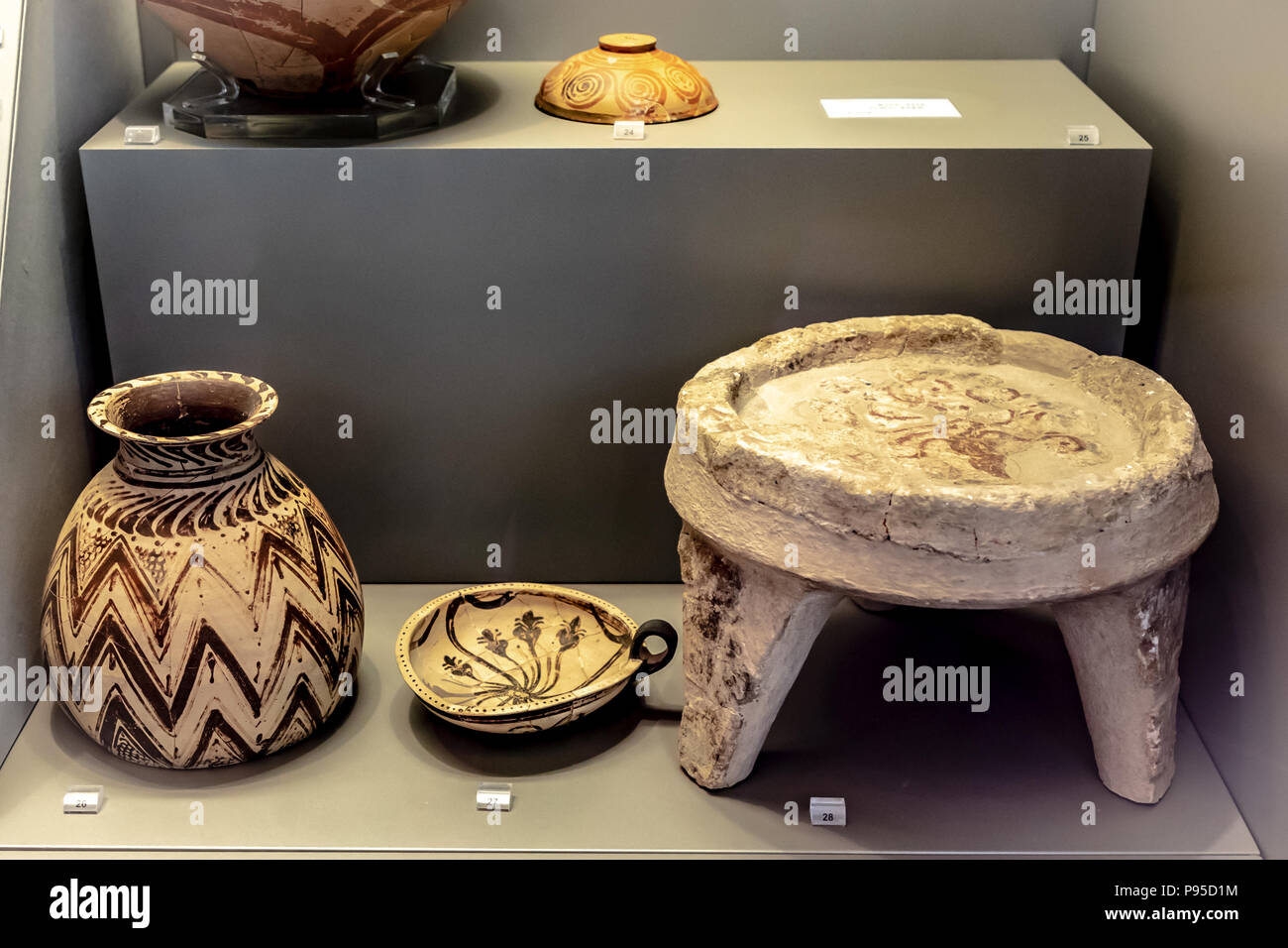 Tholos Tomb 2, Myrsinochori, Messenia, Offering Table, Shallow Cup, & Clay Alabastron, 15th Century BC. Stock Photo