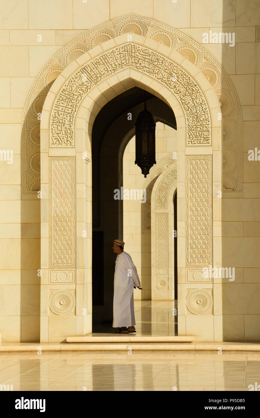 OMAN, Muscat, Sultan Qaboos Grand Mosque (built on a site occupying 416,000 square metres, constructed 1994-2001) Stock Photo