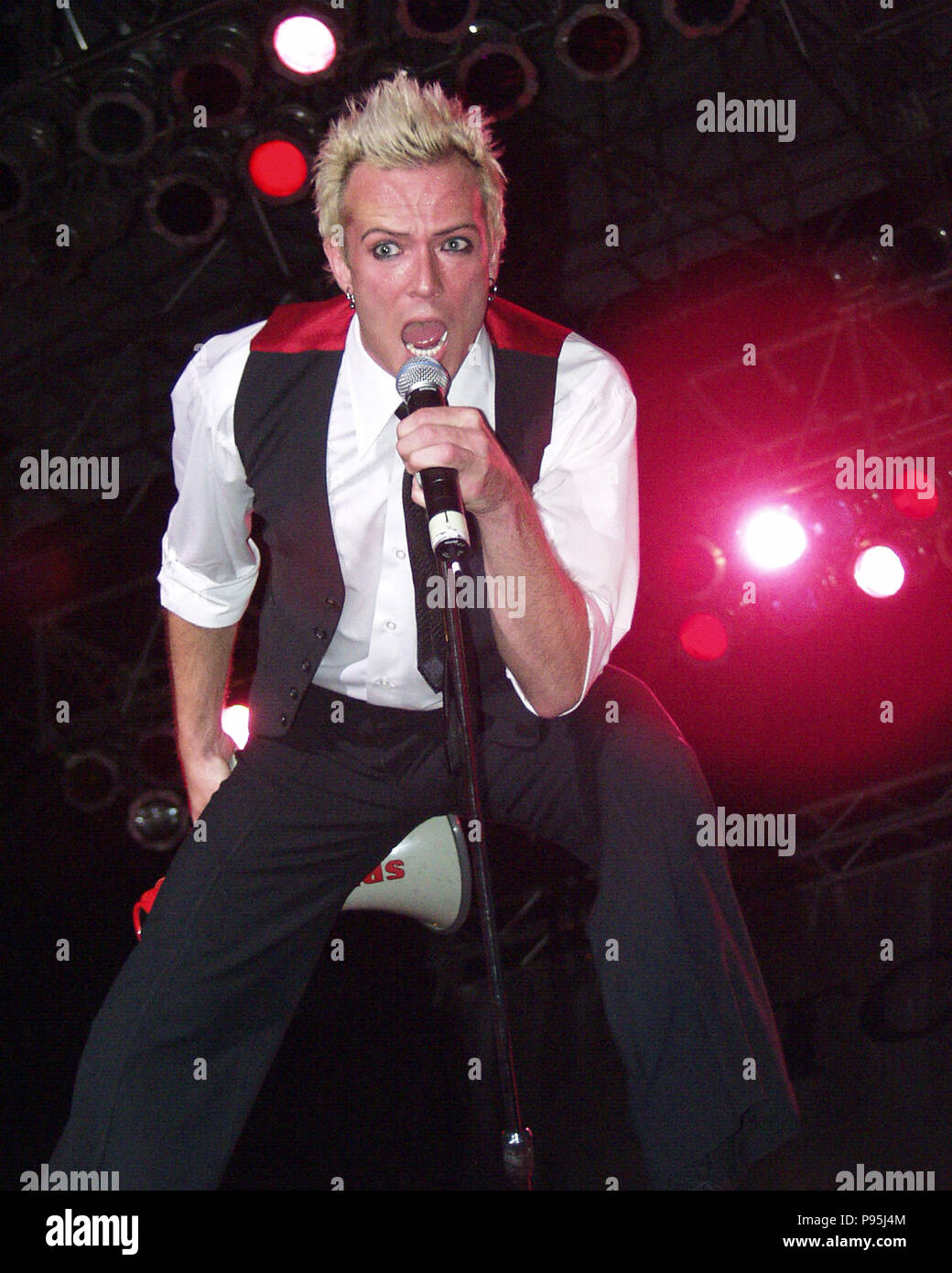 Charlotte Nc April 27 Scott Weiland Of Stone Temple Pilots Performs At The Cityfest Live Festival In Charlotte North Carolina On April 27 2002 Credit Chris Mckay Mediapunch Stock Photo Alamy