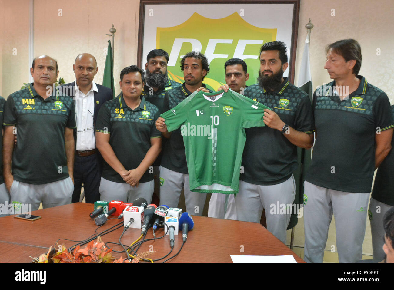 https://c8.alamy.com/comp/P95KKT/lahore-pakistan-15th-july-2018-pakistani-officials-brazilian-head-coach-jose-antonio-nogueira-coach-shahid-anwar-media-marketing-manager-shahid-khokhar-and-players-of-national-football-team-unveiling-the-kits-of-upcoming-event-during-a-press-conference-at-pakistan-football-federation-office-in-lahore-credit-rana-sajid-hussainpacific-pressalamy-live-news-P95KKT.jpg