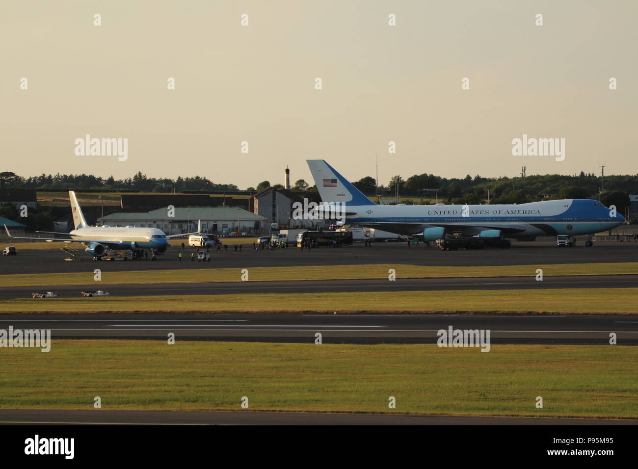 92-9000, a Boeing VC-25A 'Air Force 1', and 09-0016, a Boeing C-32A 'SAM45', at Prestwick Airport shortly after the arrival of President Donald Trump. Stock Photo