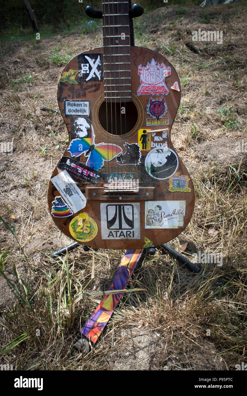 Hippy guitar hi-res stock photography and images - Alamy