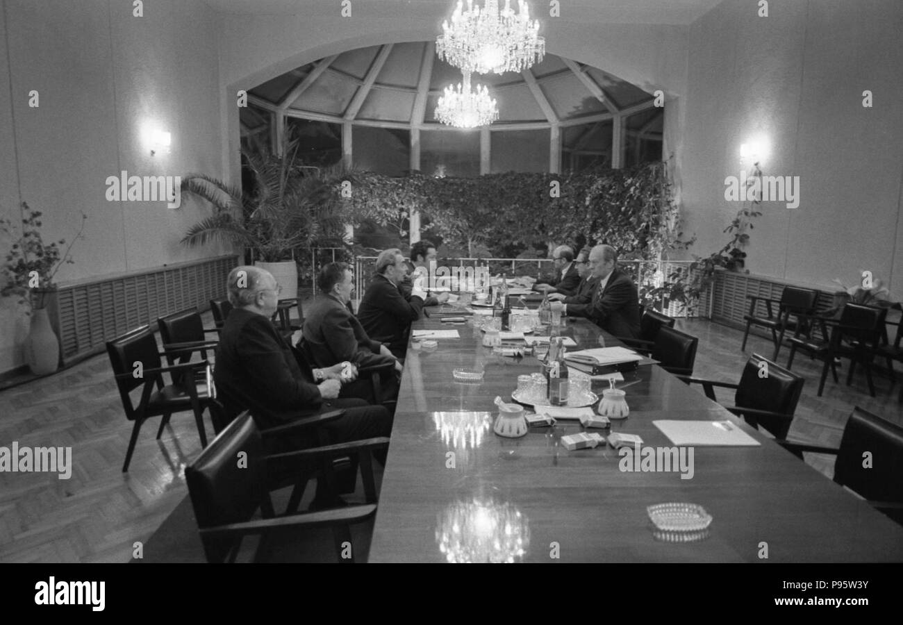 A late night meeting of the Vladivostok Summit, 1974. Second meeting of President Ford and Soviet Gen. Secretary Leonid Brezhnev to discuss nuclear arms limitations and the signing of a joint communiqué.  Conference Hall-Okeansky Sanitarium, Vladivostok, USSR. November 23, 1974.  [als present are Secretary of State Henry Kissinger, Foreign Minister Andrei Gromyko, Soviet Ambassador Anatoly Dobrynin, Brezhnev’s personal interpreter Victor Sukhodev and others.] Stock Photo