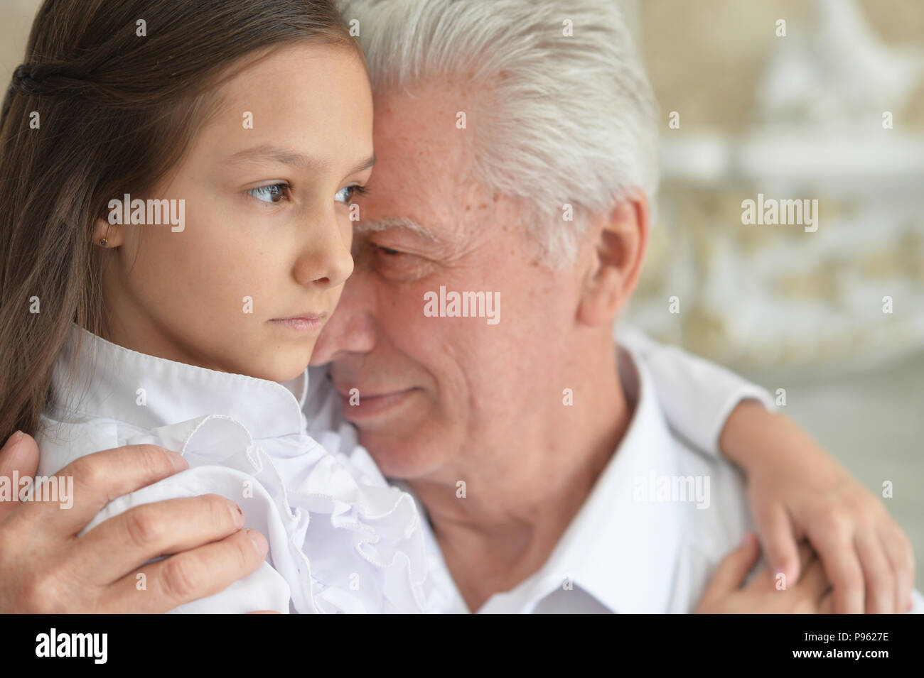 Внучка переспала с дедушкой. Дед т девушку. Старик и молодая девушка поцелуй. Дедушка и молодая девушка. Дедушка поцелуй.