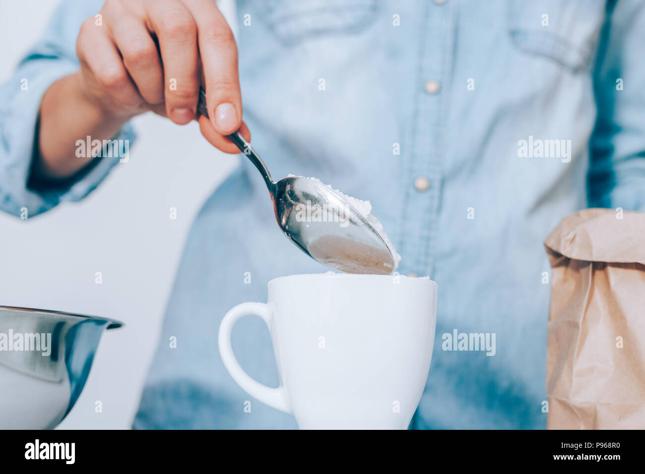 Woman tablespoon flour hires stock photography and images Alamy