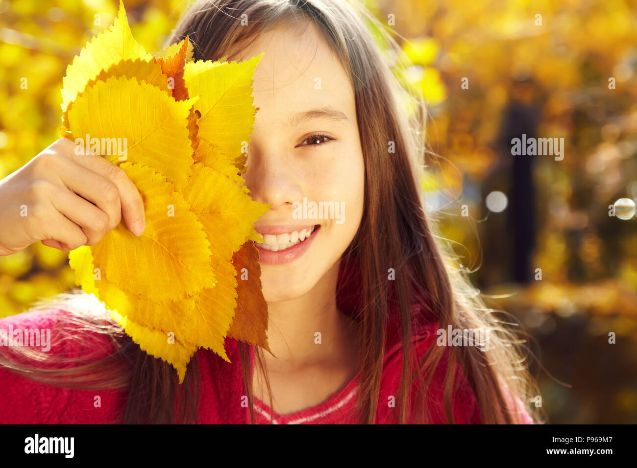 Teen girl face smiling portrait hi-res stock photography and images - Alamy