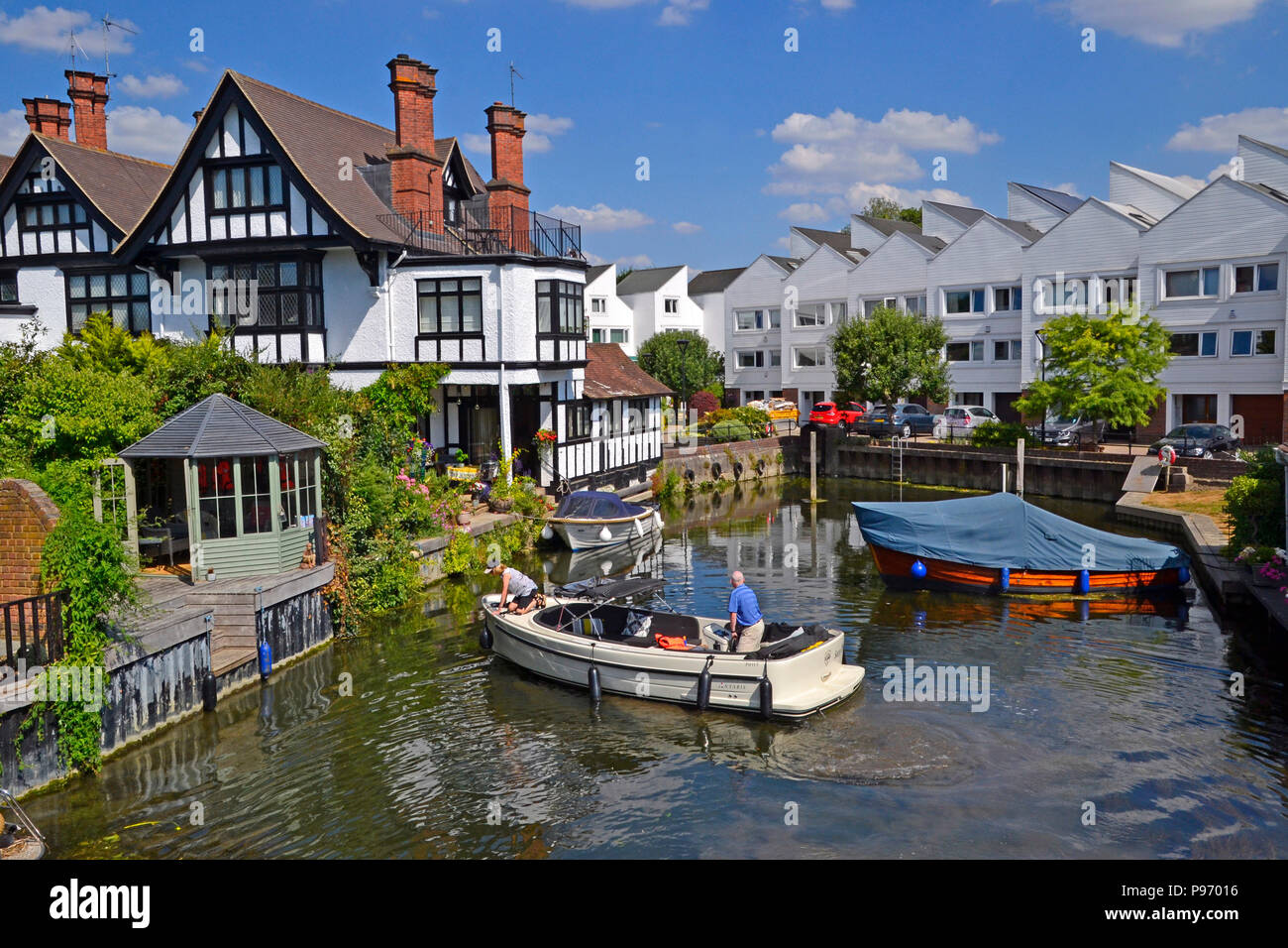 Flats and houses beside Marlow Lock on the River Thames in Marlow, Buckinghamshire, England, UK Stock Photo