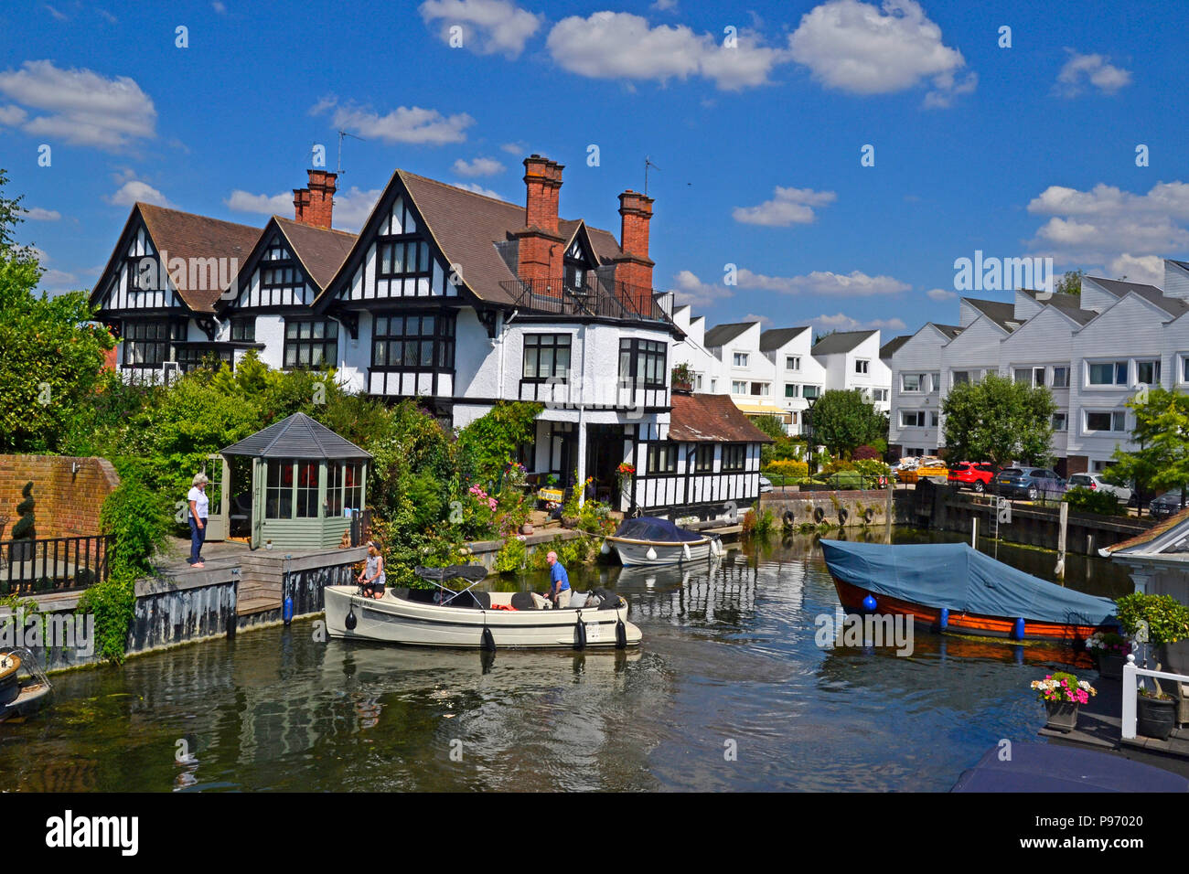 Flats and houses very near Marlow Lock on the River Thames in Marlow, Buckinghamshire, England, UK Stock Photo