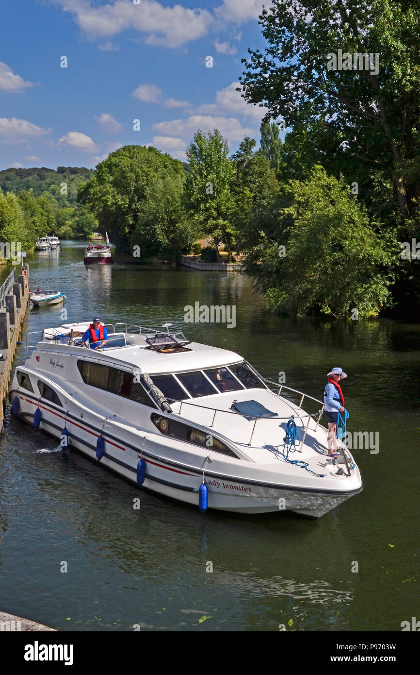A boat about to enter Marlow Lock on the River Thames in Marlow, Buckinghamshire, England, UK Stock Photo
