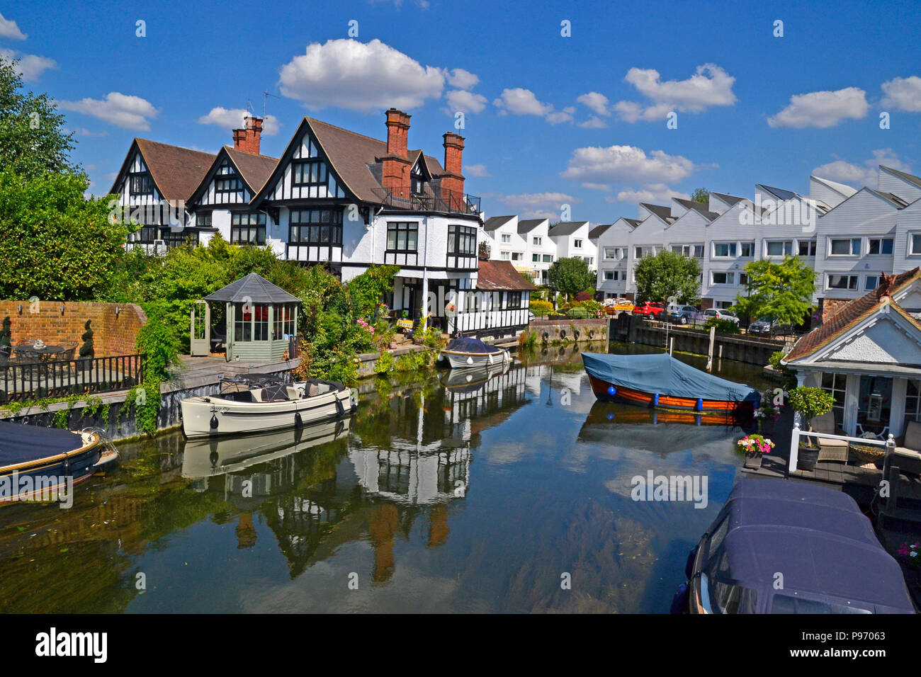 Flats and houses beside Marlow Lock on the River Thames in Marlow, Buckinghamshire, England, UK Stock Photo