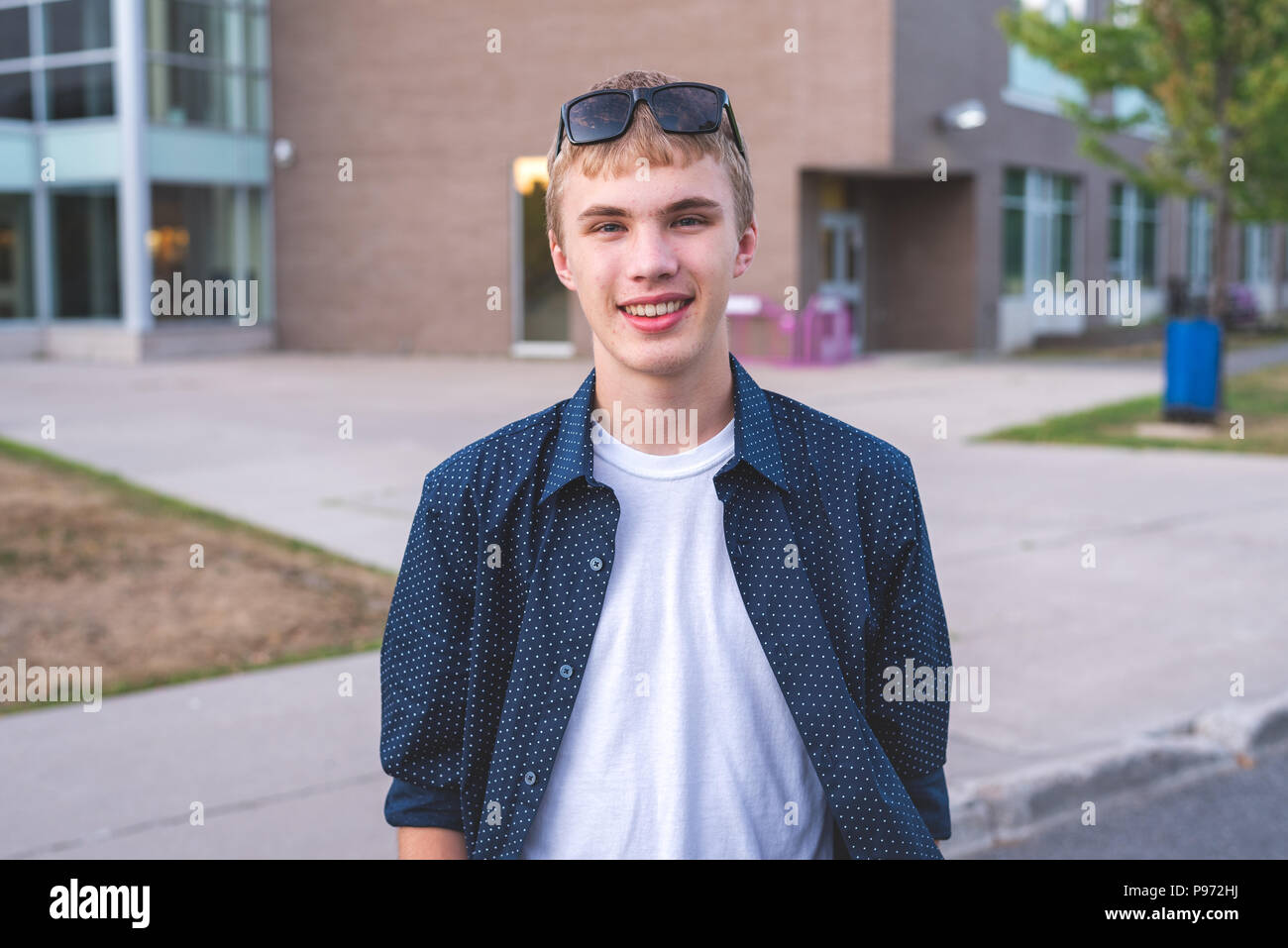 Teenager back outside urban hi-res stock photography and images - Alamy