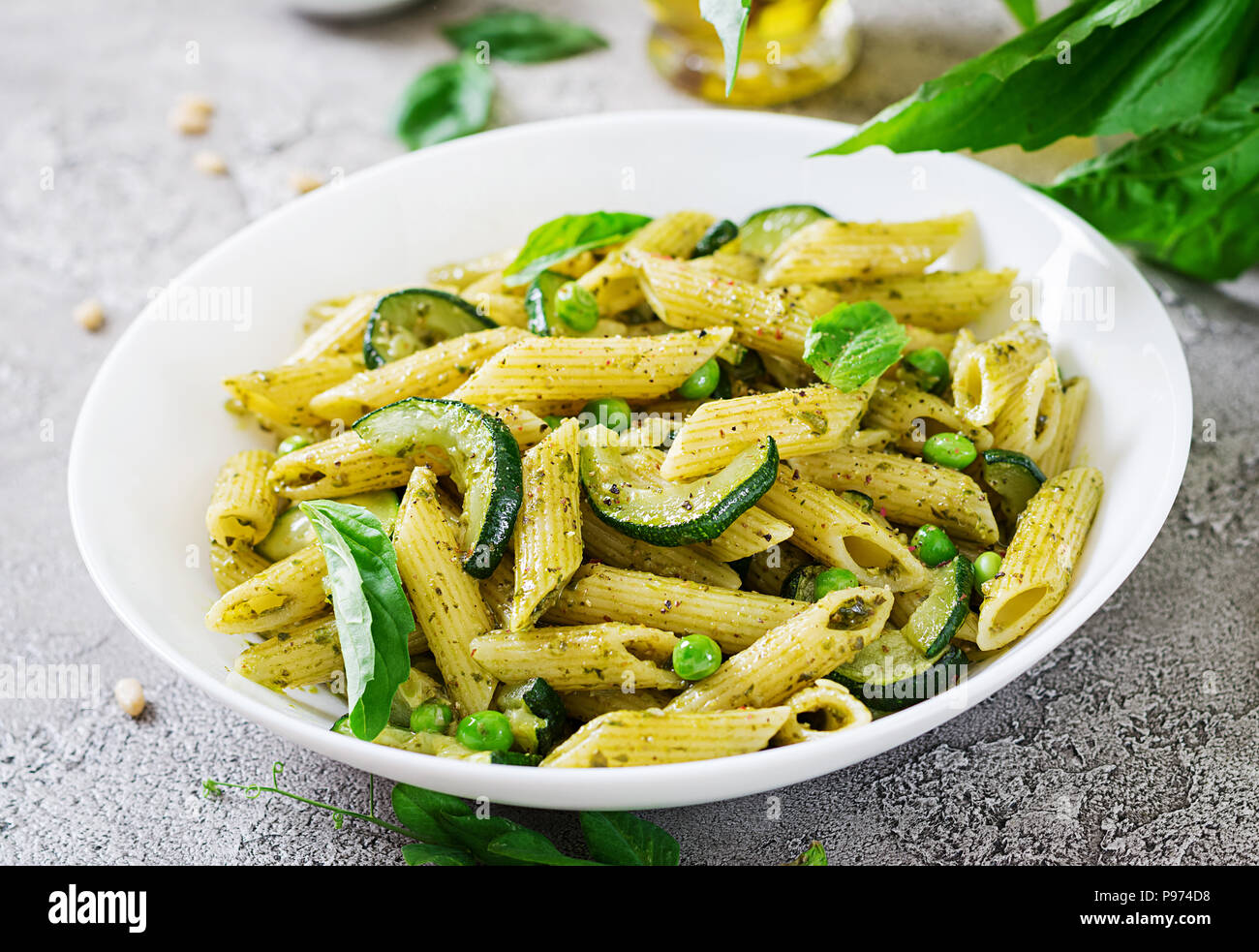 салат сиеста. макароны с сосисками и салат. макароны с огурцами маринованными. макароны с огурцами. лягушка с макаронами.