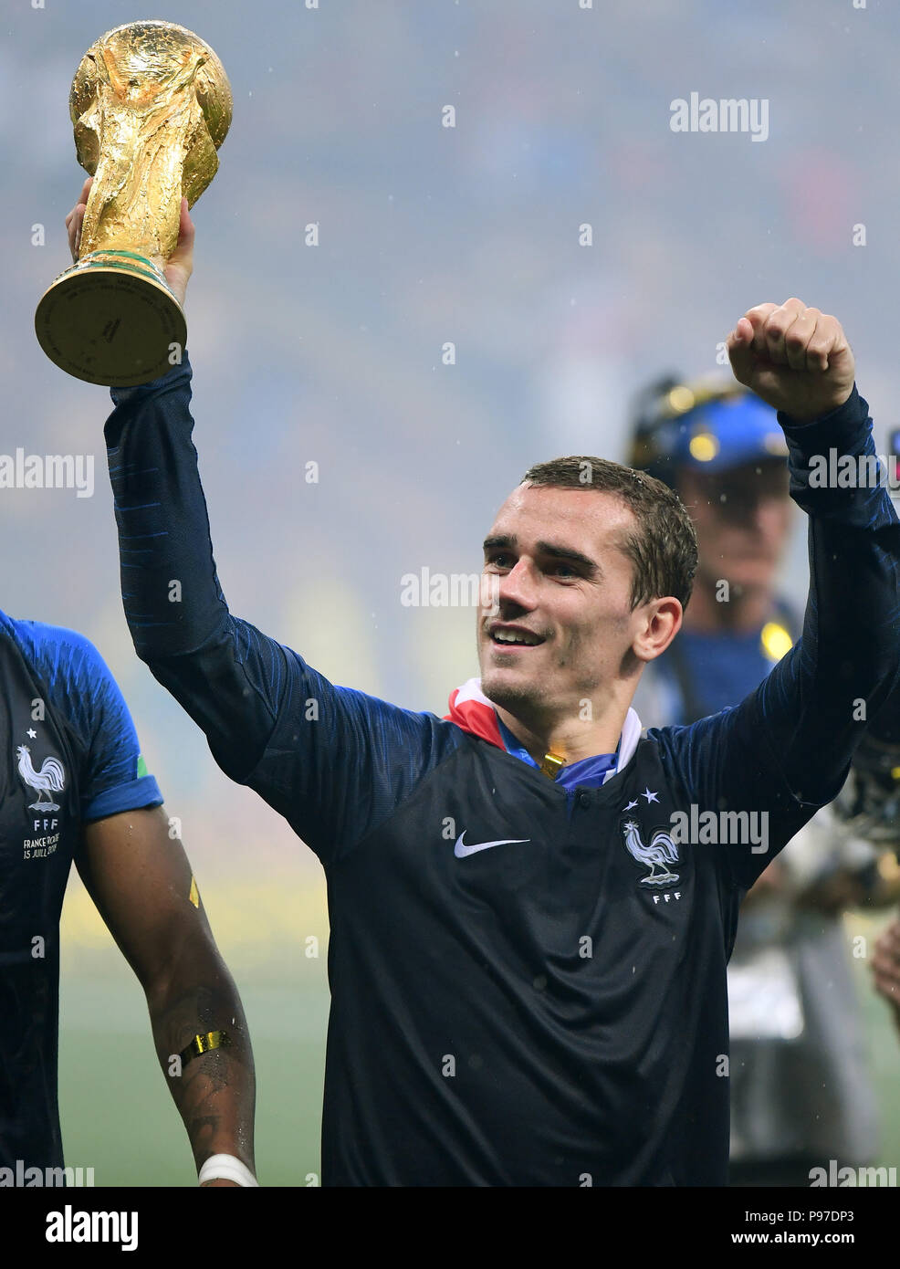 Moscow, Russland. 15th July, 2018. Philipp Lahm (World Champion 2014 with  Germany) brings the World Cup trophy to the award ceremony. GES/Football/World  Championship 2018 Russia, Final: France- Croatia, 15.07.2018  GES/Soccer/Football, World Cup