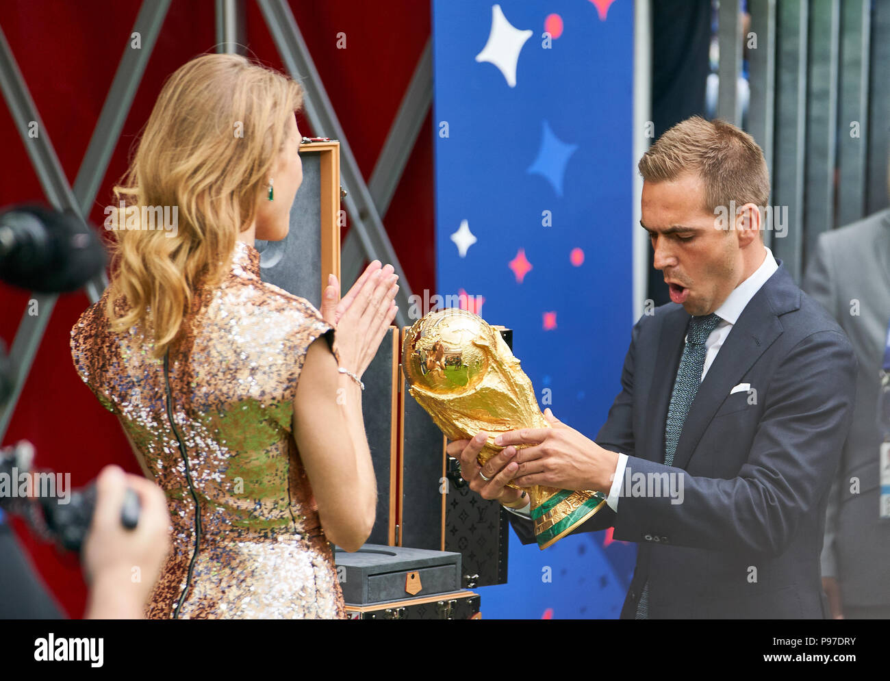 Moscow, Russia. 15th July 2018.  World Cup winner 2014 captain Philipp LAHM, Germany, russian supermodel, activist, and philanthropist Natalia VODIANOVA with the Official FIFA World Cup Original Trophy,  FRANCE - CROATIA  Football FIFA WORLD CUP 2018 RUSSIA, Final, Season 2018/2019, July 15, 2018 in Luzhniki Stadium Moscow, Russia. © Peter Schatz / Alamy Live News Stock Photo