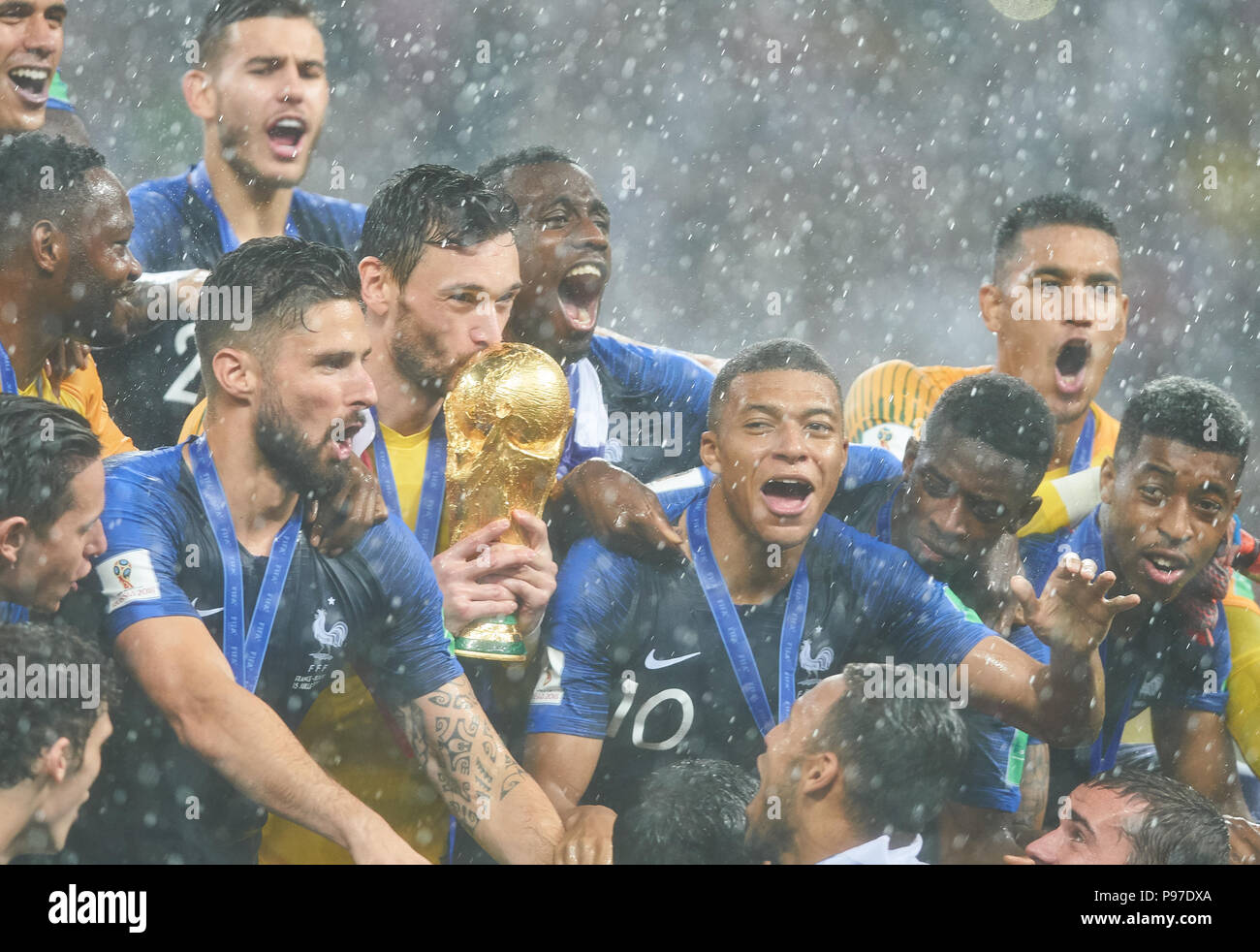 Moscow, Russia. 15th July 2018. Moscow, Russia. 15th July 2018.  Hugo LLORIS, Fra 1 goalkeeper, Kylian MBAPPE, FRA 10 Olivier GIROUD, FRA 9  with the Official FIFA World Cup Original Trophy, winner, victory, ceremony,  FRANCE  - CROATIA 4-1 Football FIFA WORLD CUP 2018 RUSSIA, Final, Season 2018/2019,  July 15, 2018 in Luzhniki Stadium Moscow, Russia. © Peter Schatz / Alamy Live News Stock Photo