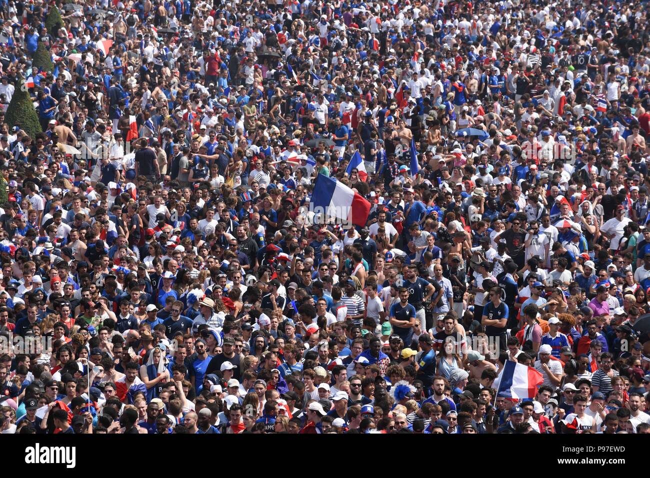 Paris France 15th July 2018 Supporters Of The French Football Team Gather At The Champ De