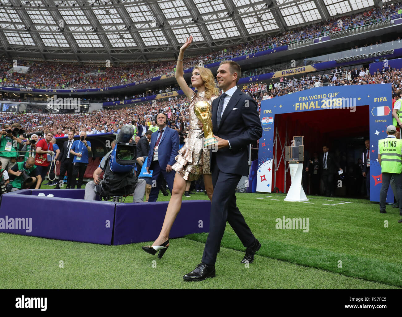 Moscow, Russia. 15th July, 2018. Soccer, World Cup 2018: Final game, France vs. Croatia at the Luzhniki Stadium. Germany's Philipp Lahm, 2014 World Champion, presenting the World Cup ahead of the starting whistle. Credit: Christian Charisius/dpa/Alamy Live News Stock Photo