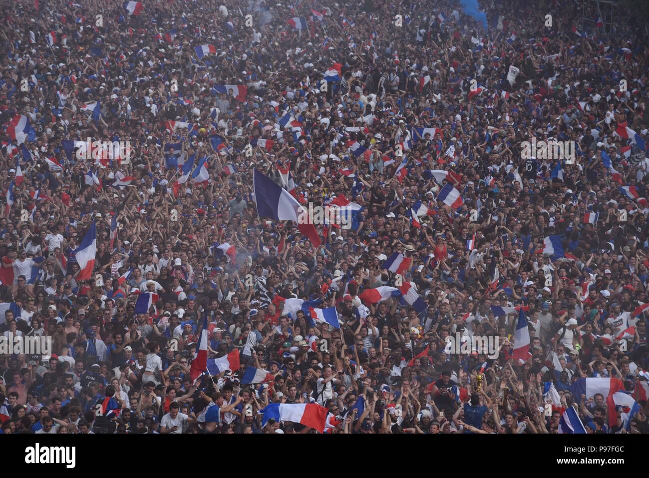 Paris France 15th July 2018 Supporters Of The French Football Team At The Champ De Mars
