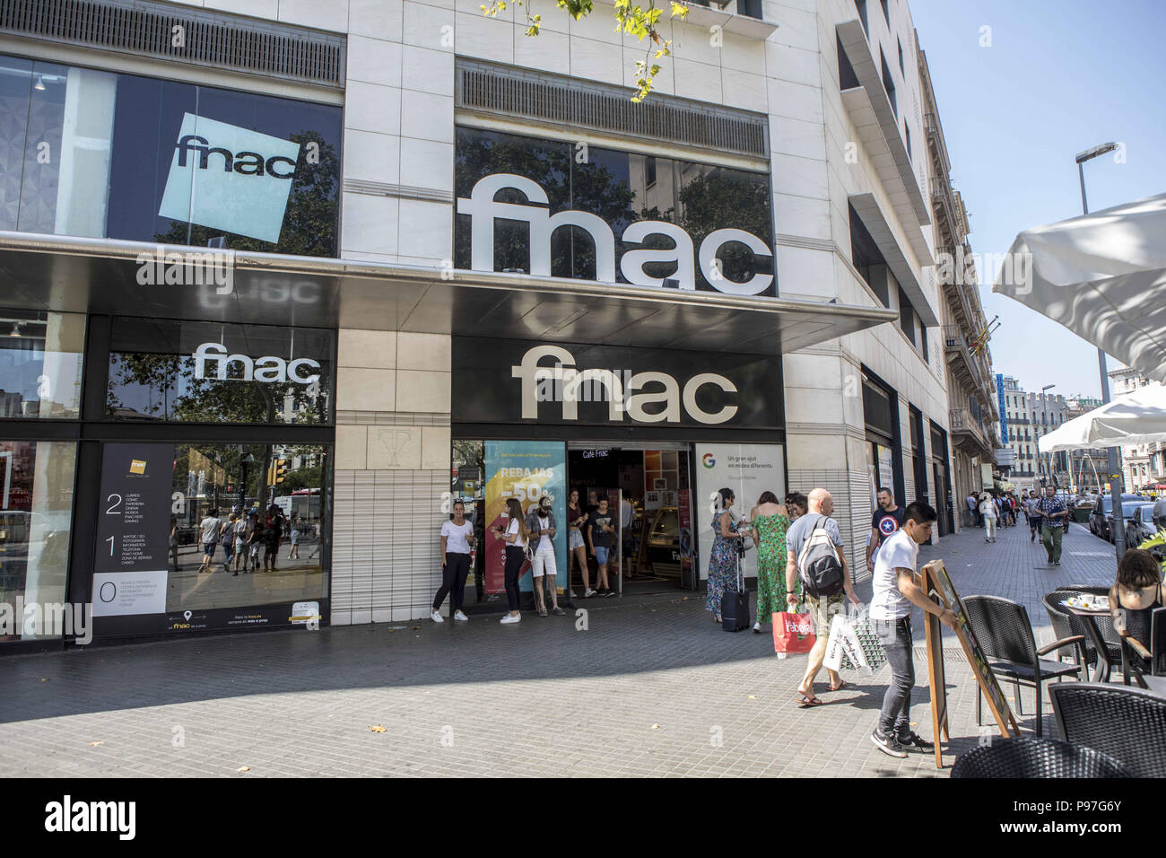 postura transatlántico Portavoz Barcelona, Barcelona, Spain. 12th July, 2018. Fnac shop on Passeig de GrÃ  cia street in Barcelona.Barcelona is a city in Spain. It is the capital and  largest city of Catalonia, as well