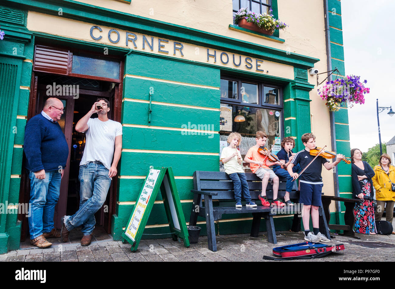 Ardara, County Donegal, Ireland. 15th July 2018. Young musicians keep up the traditions in the street outside of a bar in Ireland's north-west. Traditional Irish music has a long history here. Credit: Richard Wayman/Alamy Live News Stock Photo