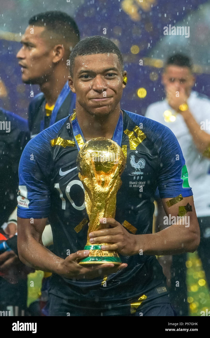 Moscow, Russia. 15th July 2018. Kylian Mbappe of France with the gold at Luzhniki Stadium during the final between Franceand Croatia during the 2018 World Cup. Ulrik Pedersen/CSM Credit: Cal Sport Media/Alamy Live News Stock Photo