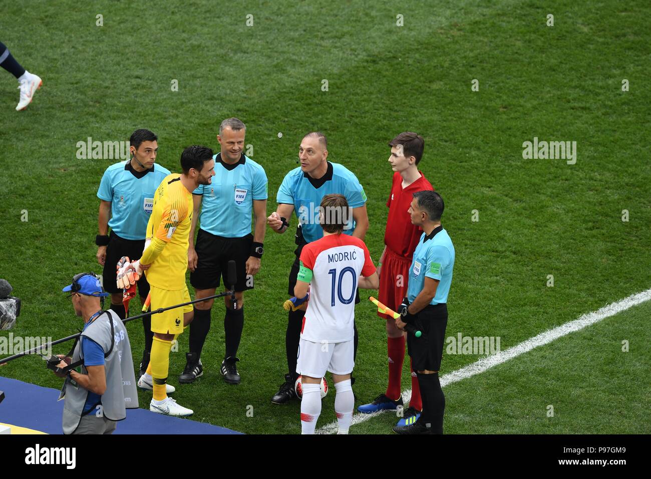 Moscow, Russia. July 15th, 2018, Referee Nestor Pitana of Argentina tossing coins between captain of France and Croatia during the final match between France and Croatia at Luzhniki  stadium, Moscow. Shoja Lak/Alamy Live News. Stock Photo