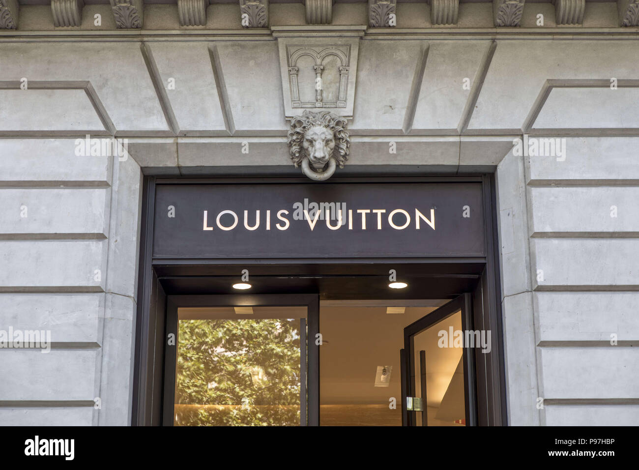1,865 31 Louis Vuitton Stock Photos, High-Res Pictures, and Images