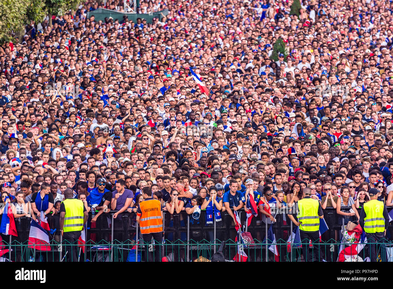 Paris, France. 15th July, 2018. Large crowds turn out in Paris to watch  France win the World Cup. Paris, France. Credit: Samantha Ohlsen/Alamy Live  News Stock Photo - Alamy