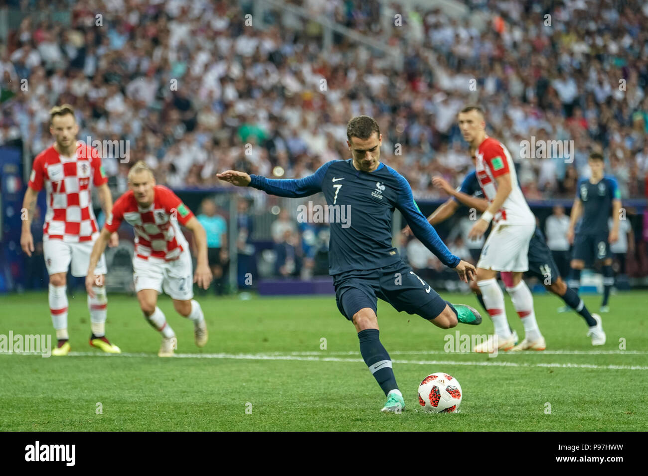 Moscow, Russia. 15th July 2018. Antoine Griezmann of France scoring to 2-1 in the 39 minute at Luzhniki Stadium during the final between Franceand Croatia during the 2018 World Cup. Ulrik Pedersen/CSM Credit: Cal Sport Media/Alamy Live News Stock Photo