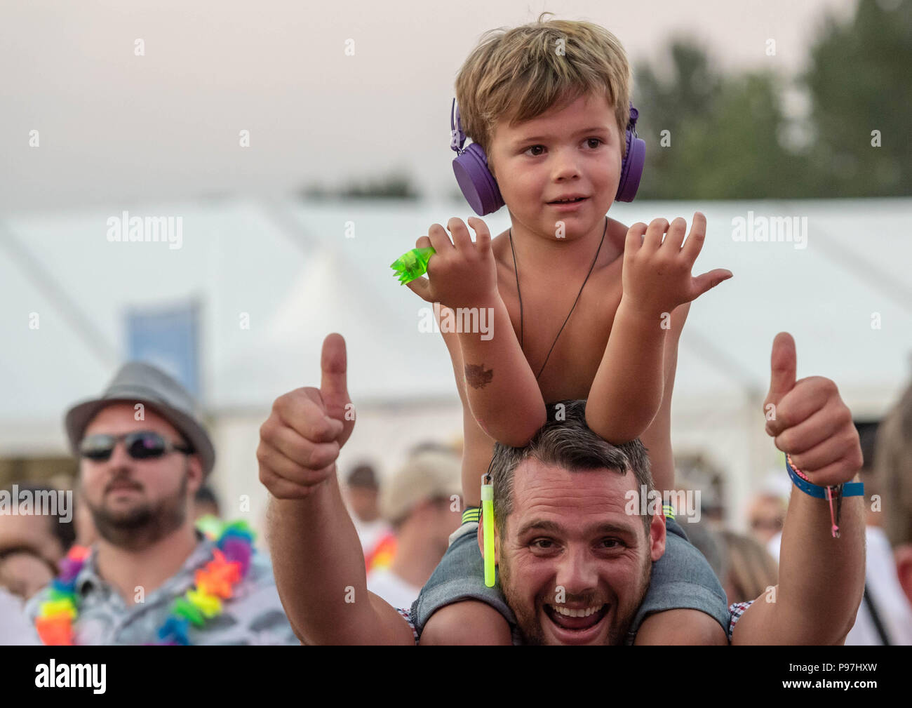 Ear Defender Concert Ear defenders concert hi-res stock photography and images - Alamy