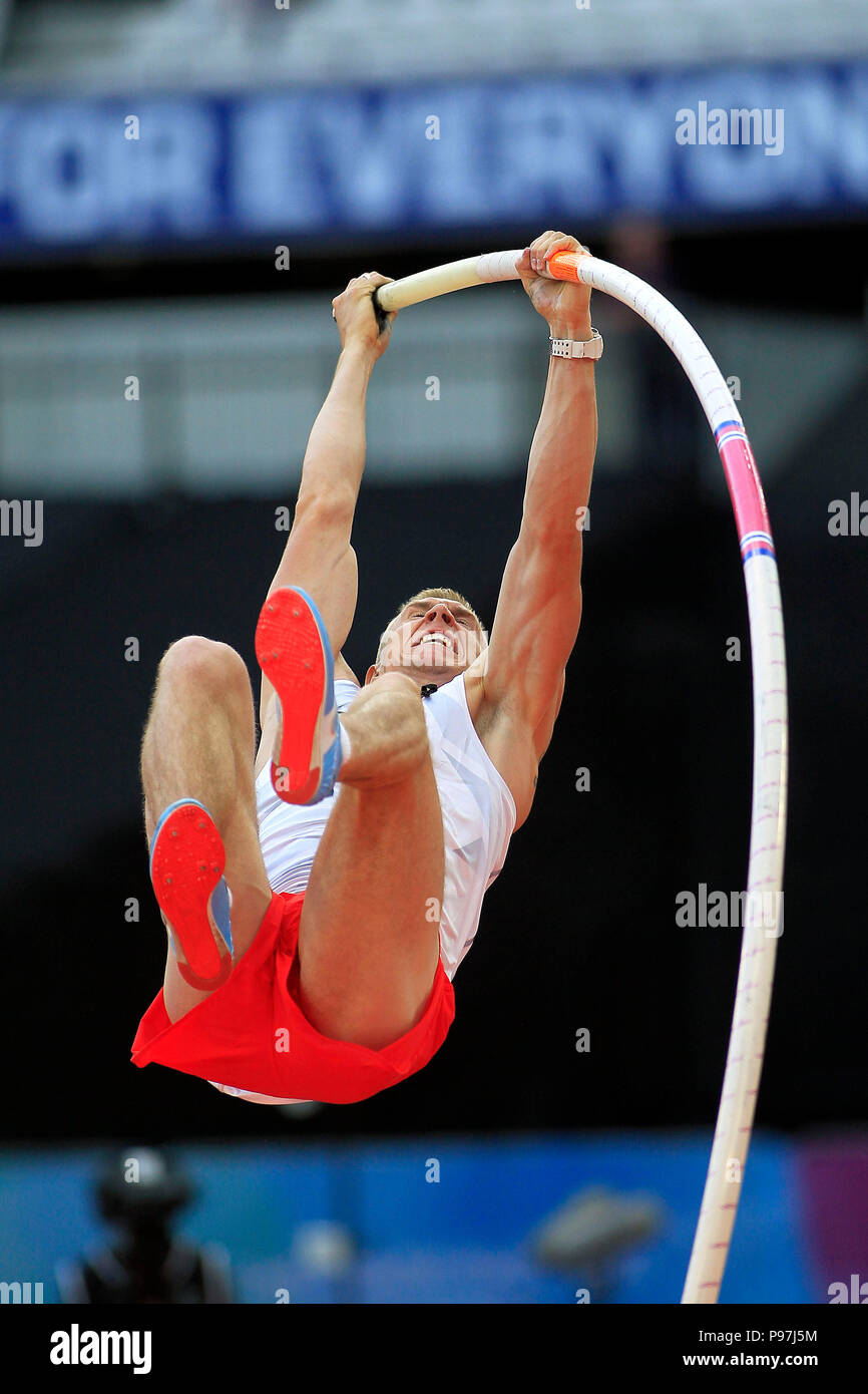 Mens pole vault hi-res stock photography and images - Alamy