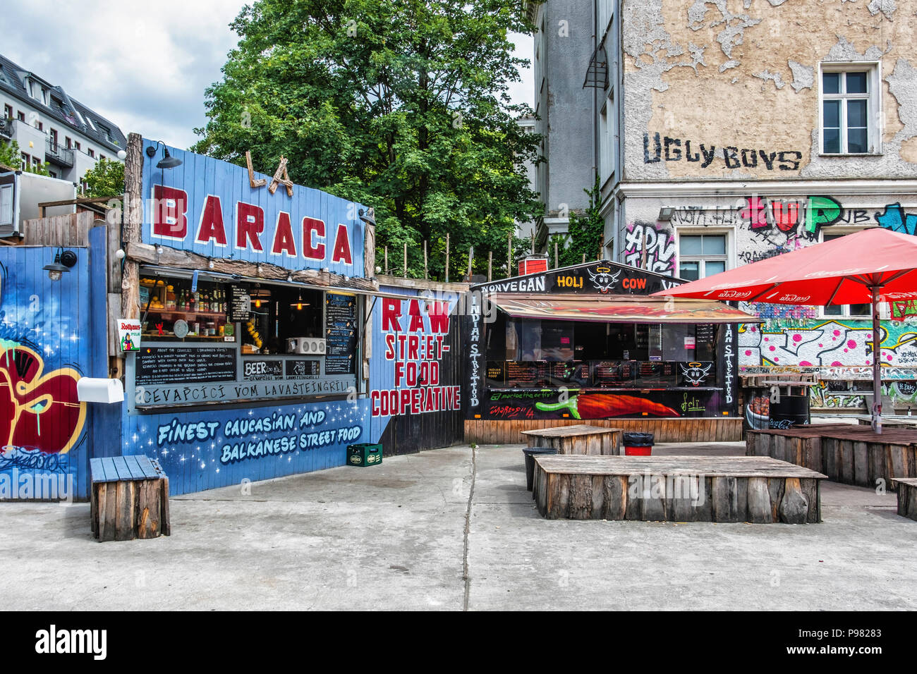 Berlin-Friedrichshain, RAW Gelände. Street Food Co-operative food stalls. LA BARACA & Hoil Cow Indian snacks. Stock Photo
