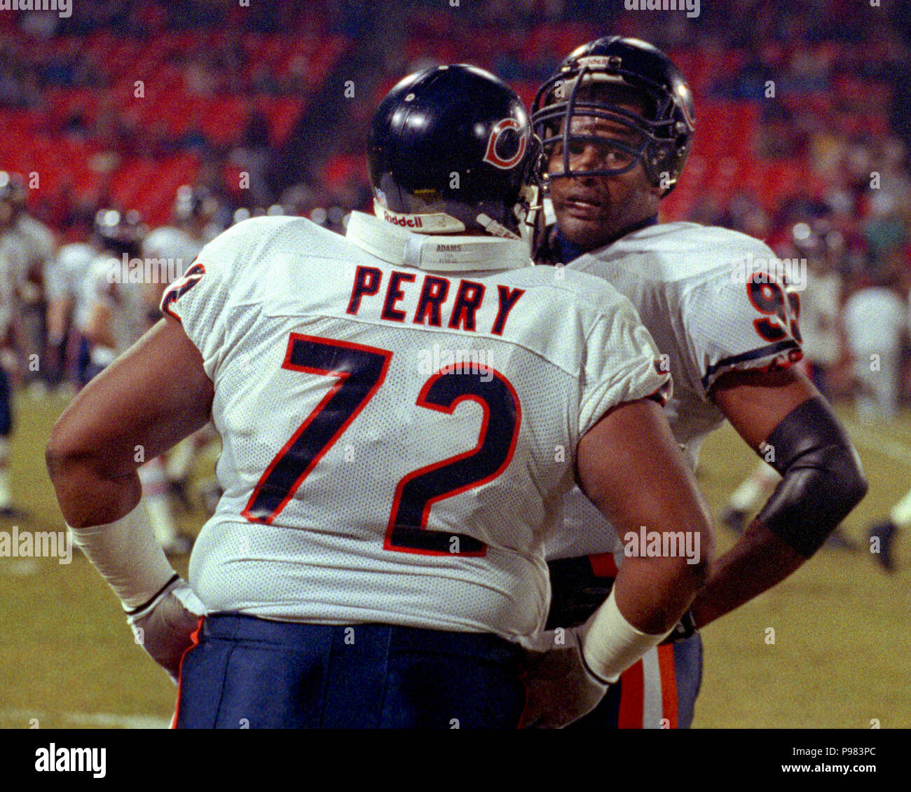San Francisco, California, USA. 23rd Dec, 1991. San Francisco 49ers vs. Chicago Bears at Candlestick Park Monday, December 23, 1991. 49ers beat Bears 52-14. Bears defensive tackle William Perry (72) and defensive end Richard Dent (95) talk on sidelines. Credit: Al Golub/ZUMA Wire/Alamy Live News Stock Photo