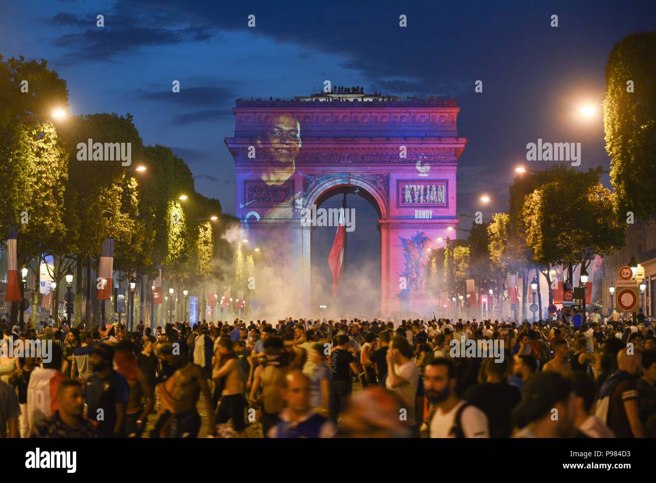 Paris, France. 15th July 2018. French celebrate on the Champs-Elysees avenue after France won the World Cup by beating Croatia 4-2 in the final. Liesse sur l'avenue des Champs-Elysees apres la victoire de l'equipe de France en finale de la Coupe du Monde 4-2 face a la Croatie. *** FRANCE OUT / NO SALES TO FRENCH MEDIA *** Credit: Idealink Photography/Alamy Live News Stock Photo