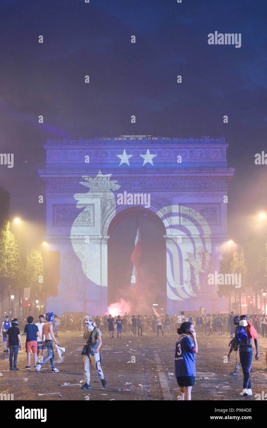 Paris, France. 15th July 2018.French supporters leave the Champs-Elysees avenue after riot police fired tear gas to disperse groups of violent youths. France won the World Cup by beating Croatia 4-2 in the final. Des supporters quittent les Champs-Elysees apres que la police ait utilise des gaz lacrymogenes afin de disperser des groupes violents, suite a la victoire de la France en Coupe du Monde. *** FRANCE OUT / NO SALES TO FRENCH MEDIA *** Credit: Idealink Photography/Alamy Live News Stock Photo