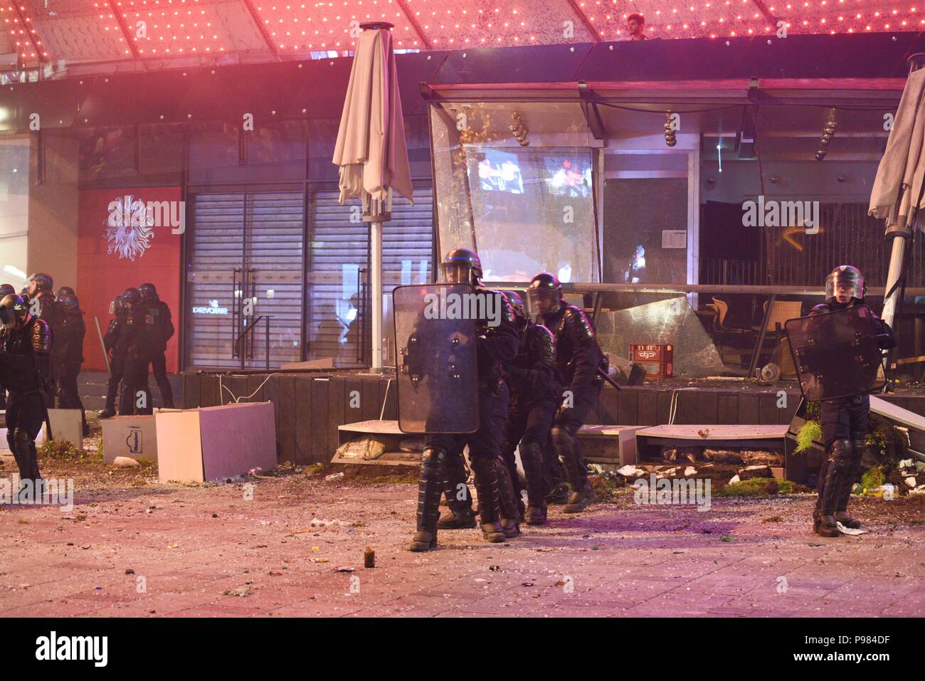 Paris, France. 15th July 2018.French riot police stand guard in front of the Publicis Drugstore on the Champs-Elysees, which was attacked in the wake of World Cup celebrations. Des policiers montent la garde devant le Drugstore Publicis sur les Champs-Elysees. La boutique a ete attaquee lors des celebrations de la victoire de la France dans la Coupe du Monde. *** FRANCE OUT / NO SALES TO FRENCH MEDIA *** Credit: Idealink Photography/Alamy Live News Stock Photo