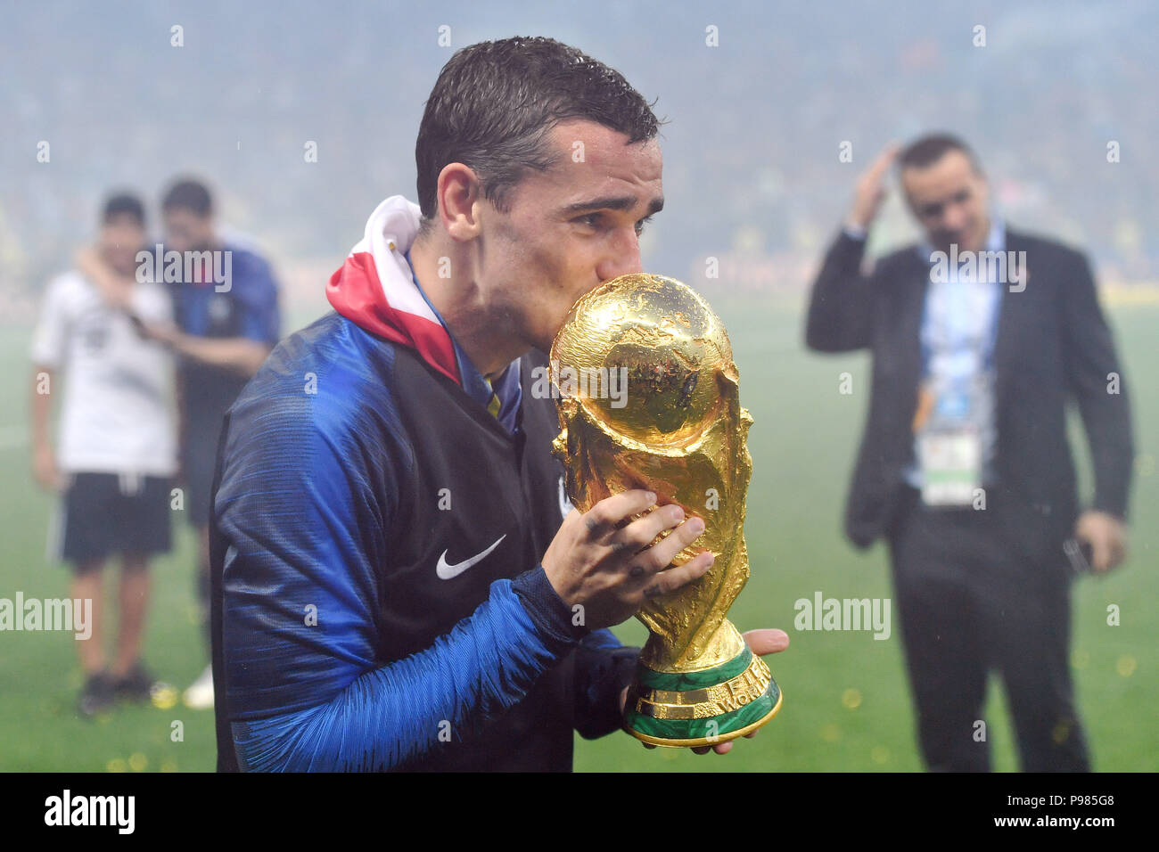 Moscow, Russland. 15th July, 2018. Antoine GRIEZMANN (FRA) kisses the Cup, Cup, Trophy, Victory Ceremony, Victory Ceremony, Action, Frame, single cut motive, Half figure, Half figure, France (FRA) - Croatia (CRO) 4-2, Final, Game 64, 15.07 .2018 in Moscow; Luzhniki Stadium. Football World Cup 2018 in Russia from 14.06. - 15.07.2018. | usage worldwide Credit: dpa/Alamy Live News Stock Photo