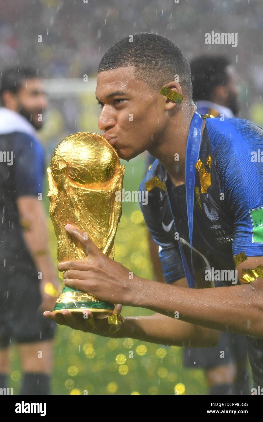 Moscow, Russland. 15th July, 2018. Presentation ceremony of the new World  Champion France: Kylian Mbappe (France) with the World Cup. GES/Football/World  Championship 2018 Russia, Final: France - Croatia, 15.07.2018  GES/Soccer/Football, Worldcup 2018