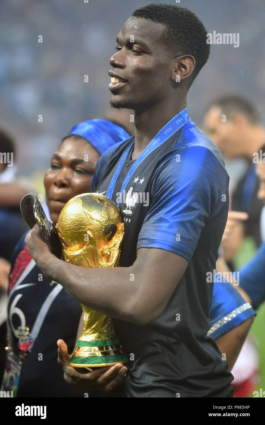 Moscow, Russland. 15th July, 2018. Paul POGBA (FRA) with the Cup, Cup, Trophy and his dam Yeo Moriba POGBA, Victory Ceremony, Victory Ceremony, France (FRA) - Croatia (CRO) 4-2, Final, Game 64, on 15.07.2018 in Moscow; Luzhniki Stadium. Football World Cup 2018 in Russia from 14.06. - 15.07.2018. | usage worldwide Credit: dpa/Alamy Live News Stock Photo