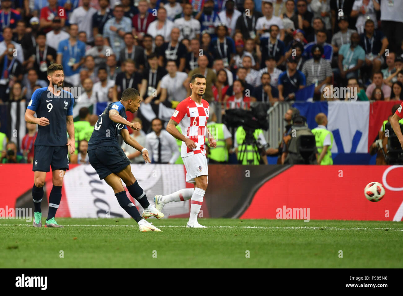 Moscow, Russland. 15th July, 2018. Presentation ceremony of the new World  Champion France: Kylian Mbappe (France) with the World Cup. GES/Football/World  Championship 2018 Russia, Final: France - Croatia, 15.07.2018  GES/Soccer/Football, Worldcup 2018