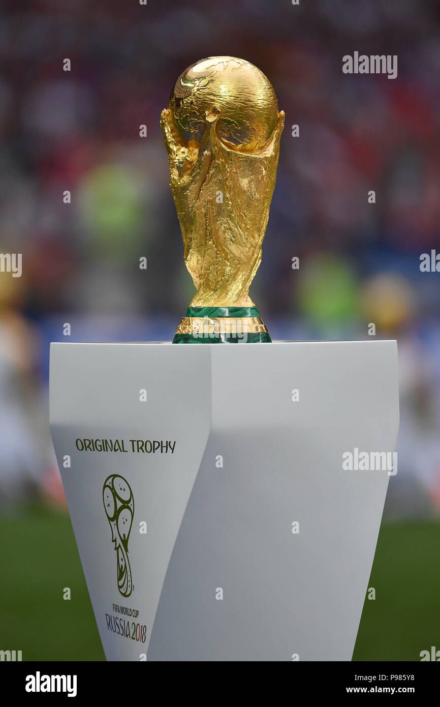 Luzhniki Stadium, Moscow, Russia. 15th July, 2018. FIFA World Cup Football  Final, France versus Croatia; Philipp Lahm (World Champion 2014 Germany)  presents the World Cup trophy Credit: Action Plus Sports/Alamy Live News